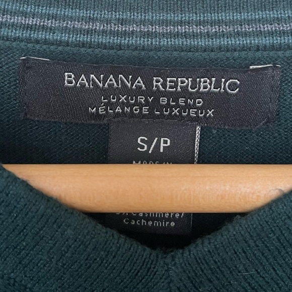 Banana Republic Green V-Neck Sweater - Picture 3 of 3